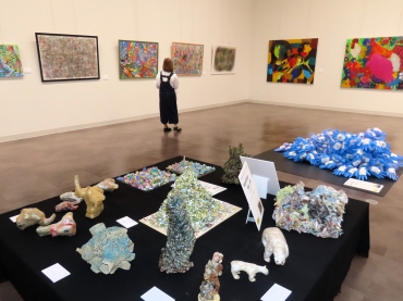 見応えあるアート作品が並ぶ=豊橋市美術博物館で