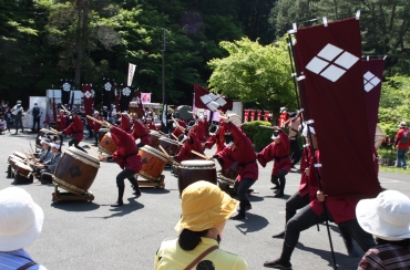 勇壮に演奏する桜丘高校和太鼓部