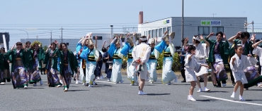 市内で活動するダンスチームによるパレード=浜町グラウンドで