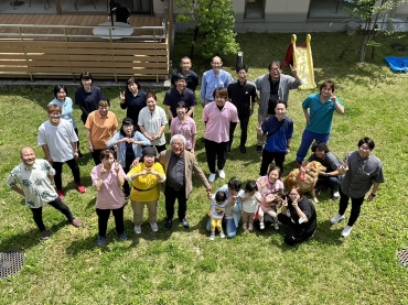 谷川王寿園の職員の皆さん。中庭で遊ぶ子どもたちをすべての利用者が見ることができる