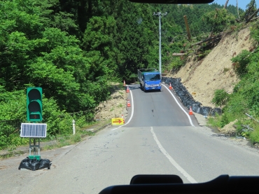 土砂崩れの上に応急の道路が整備されていた