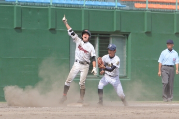 延長10回に決勝打を放ち、三塁ベース上で叫ぶ豊川工・角谷=豊橋市民球場で
