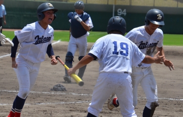 【豊橋南―岩加衣御】豊橋南二回表、川村の先制打で生還する高橋㊧=豊田球場で