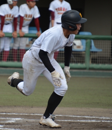 【豊橋東―東海南】逆転打を放った豊橋東末次=岡崎レッドダイヤモンドスタジアムで