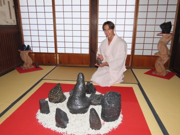 陶作品を並べた部屋
