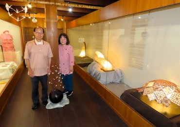 美濃和紙の灯りを披露した木村さん夫妻=商家「駒屋」で