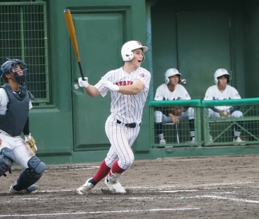 【愛知啓成―豊川】豊川三回裏1死満塁、モイセエフが3点二塁打を放つ=豊橋市民球場で