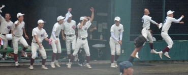 【豊橋商業―中部春日丘】勝利に沸く豊橋商ナイン=小牧球場で
