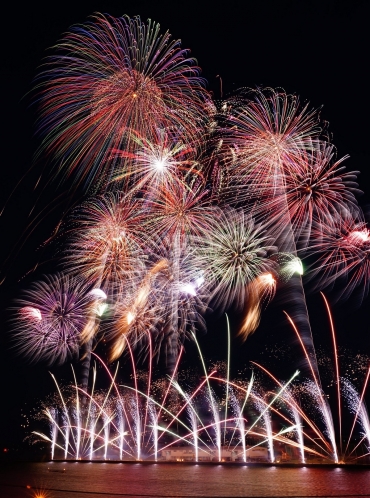 周年を祝う大迫力の花火とスターマインが披露された