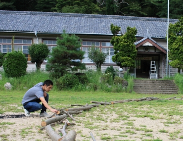 出展に向けて準備をする鈴木代表=新城市門谷で