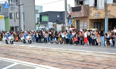 ロケを盛り上げたエキストラたち=豊橋市前畑町で