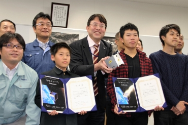 認定証を手にする足立君(前列左)と半田君(同右)。中央は試作機を手にする西尾教授=愛知工科大学で