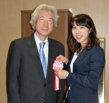 ミスみなと・海の女王からリボンを付けてもらい、ご満悦の小泉元総理=ライフポートとよはしで
