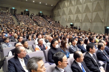 満席のコンサートホール=同