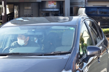 豊橋署へ移送される多久容疑者=同署で