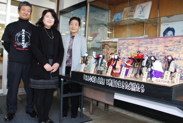 人形を作った鈴木さん(中)と内藤直子さん(右)。左は道の駅鳳来三河三石の河田敏範駅長
