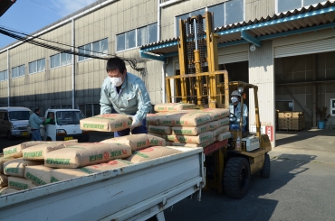 消石灰を積み込む飼養農家=JA豊橋南部ライスセンターで