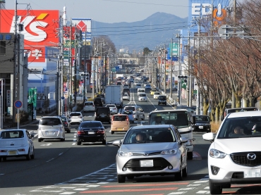 豊橋と豊川を結ぶ県道400号は、昼夜を問わず交通量が激しい=豊川市正岡町で