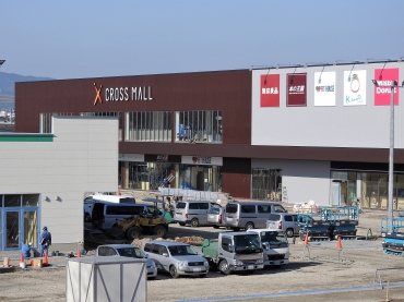 3月の開店に向けて建設が進むクロスモール豊川=同
