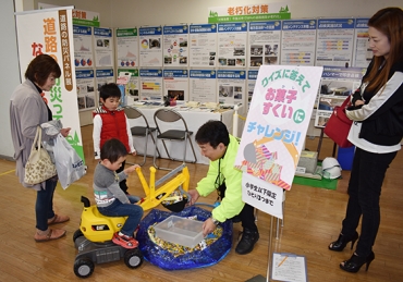 菓子すくいのゲームも好評な道路の防災パネル展=プリオⅡで