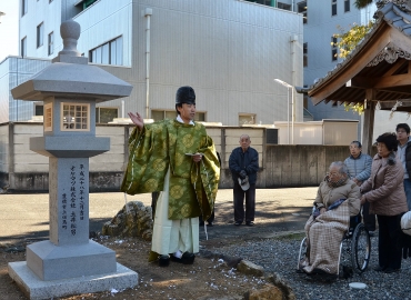 再び設置された石燈籠。右は土井さん=吉田神社で