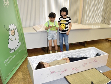 長生きのゲン担ぎと言われ、若者にも人気の入棺体験=豊川市文化会館で