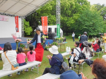 花男子によるパフォーマンス=同