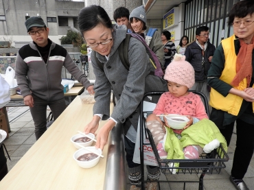 来場者に振る舞われたお汁粉=プリオ前で