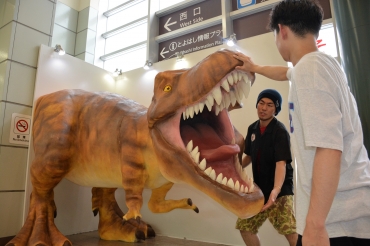 設置されたティラノサウルスのオブジェ=豊橋駅東西自由連絡通路で
