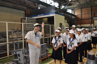 西島社長㊧の案内で工作機械を製造する現場を見学=西島で