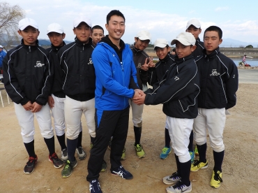 古巣・東三河ボーイズの選手らを激励した藤嶋㊥=御津浜グラウンドで