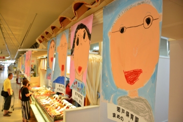 店内に展示されている園児たちの絵=ショッピングタウンパオで
