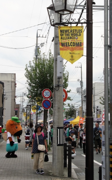 バナーが掲げられた商店街=新城市町並で