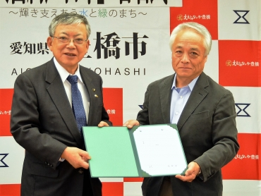 誓約書を手にする佐原市長㊧と竹内教授=豊橋市役所で