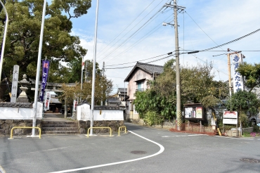 宝飯中学校があった大社神社東側。現在は畳店や民家が立ち並ぶ=国府町流霞で