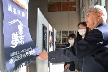 帆前掛けの歴史について来場者に説明する杉江委員長(手前)=豊橋市役所で