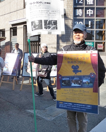 25日に行われた軽トラ市会場でPRする森会長(提供)