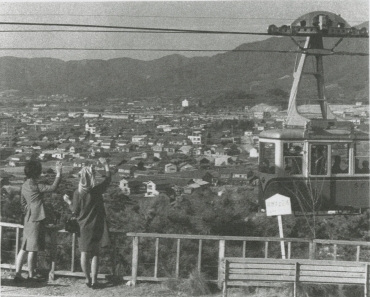 昭和34年、三谷の町並みを眼下に運行する三谷温泉ロープウェイ(「写真集 明治・大正・昭和 思い出の蒲郡」より)