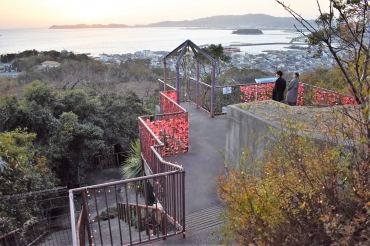 三河湾を望むロープウェイ乗り場の跡地は恋人らの人気スポットとなっている=弘法山で