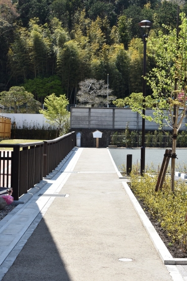 復元された旧道から代官所跡地への通路=大橋屋西側で