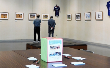 地元アスリートを応援する展示会=豊橋市美術博物館で