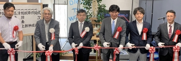 開校式でテープカットに臨む来賓ら=ユタカ豊川自校で
