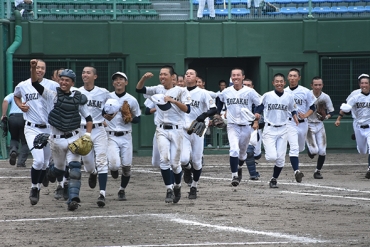 3年ぶりの夏の勝利を飾り、スタンドに笑顔を向ける小坂井ナイン=豊橋市民球場で