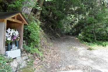 灰野峠入り口にまつられた馬頭観音=同