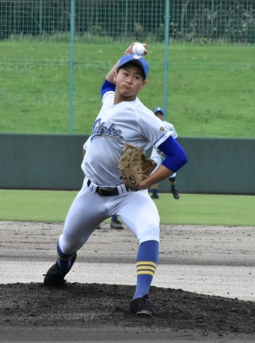 無四球で完投した御津・中北=同