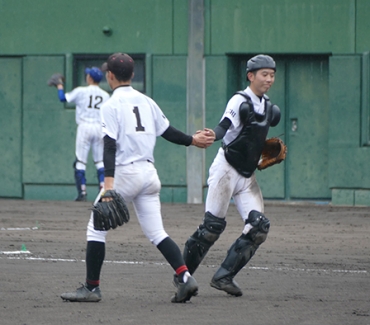 打者を打ち取りハイタッチする豊川工の笠井㊧・下村バッテリー=豊田球場で