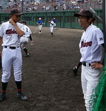 選手に指示を出す豊川工・山崎監督㊨=同