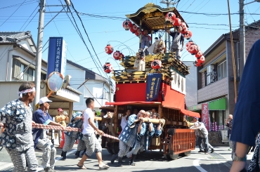 秋空の下、引き回された昼山車=田原市田原町で