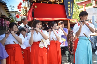 街に響いたお囃子を披露する人たち=同