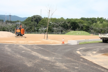 芝生広場へと整備工事が行われている旧新城市民いこいのプール跡地=新城市庭野で